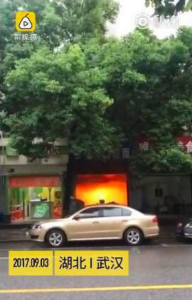 武汉黄陂一拉面馆疑似煤气泄漏爆燃 母子遇难