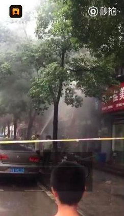 武汉黄陂一拉面馆疑似煤气泄漏爆燃 母子遇难