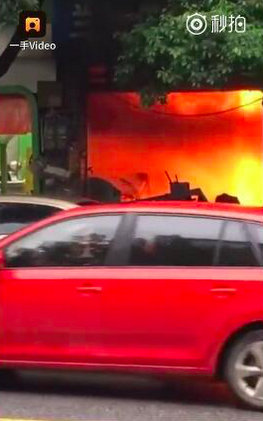 武汉黄陂一拉面馆疑似煤气泄漏爆燃 母子遇难